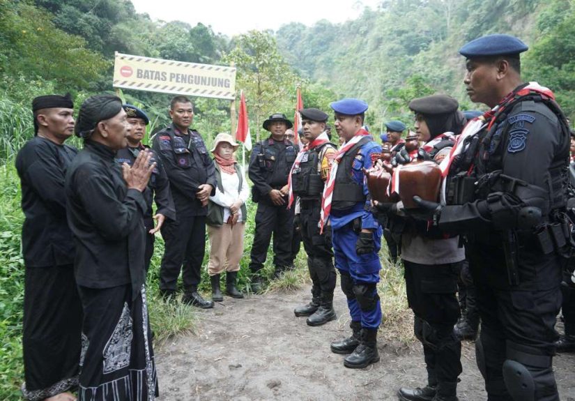 Filosofi dan Budaya: Polda DIY Gelar Prosesi Air Suci Jelang Peringatan Hari Bhayangkara ke-80