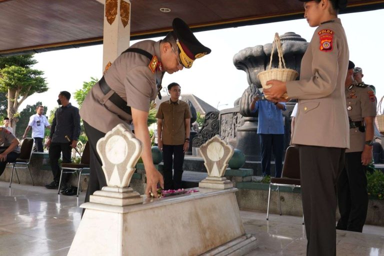 Ziarah Makam Pahlawan: Polda DIY Refleksikan Nilai Perjuangan