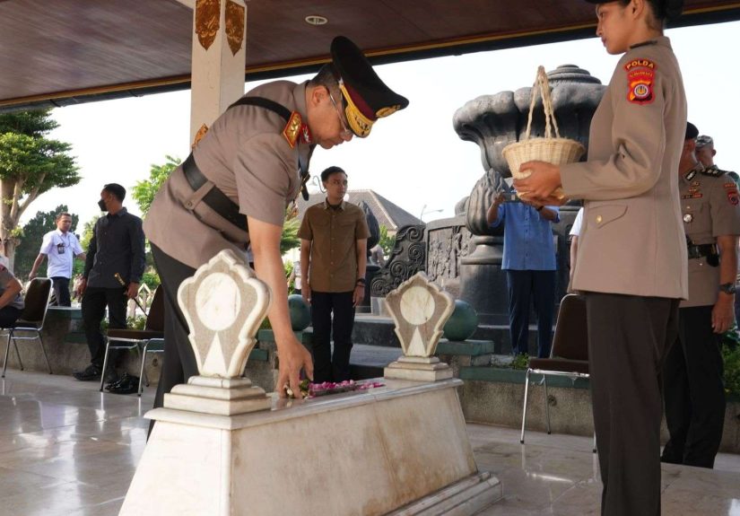 Ziarah Makam Pahlawan: Polda DIY Refleksikan Nilai Perjuangan