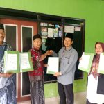 Gerakan Akurasi Arah Kiblat, Penyuluh KUA Sewon Rustam Serahkan Sertifikat ke Musholla Sorogenen Bantul