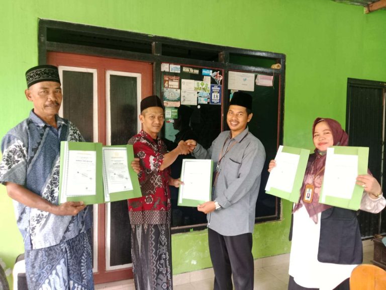 Gerakan Akurasi Arah Kiblat, Penyuluh KUA Sewon Rustam Serahkan Sertifikat ke Musholla Sorogenen Bantul