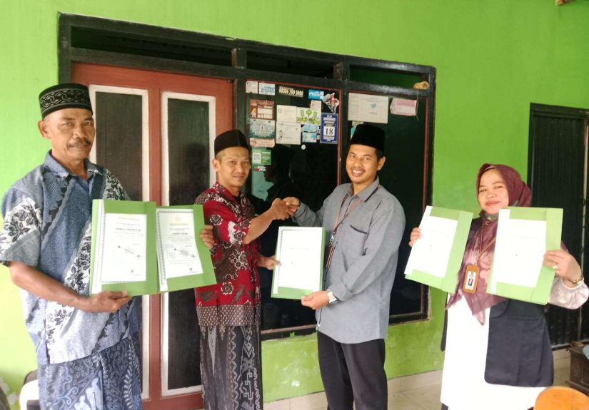 Gerakan Akurasi Arah Kiblat, Penyuluh KUA Sewon Rustam Serahkan Sertifikat ke Musholla Sorogenen Bantul