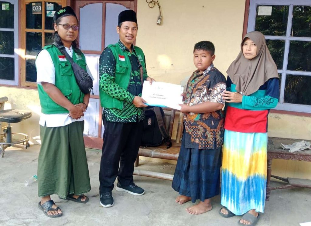 Ustadz Rustam Nawawi Pimpin Penyaluran Santunan ke-13 Anak Yatim di Dobalan Sewon Bantul