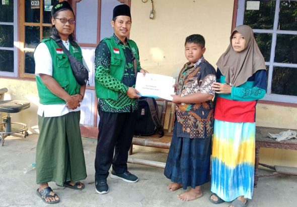 Ustadz Rustam Nawawi Pimpin Penyaluran Santunan ke-13 Anak Yatim di Dobalan Sewon Bantul