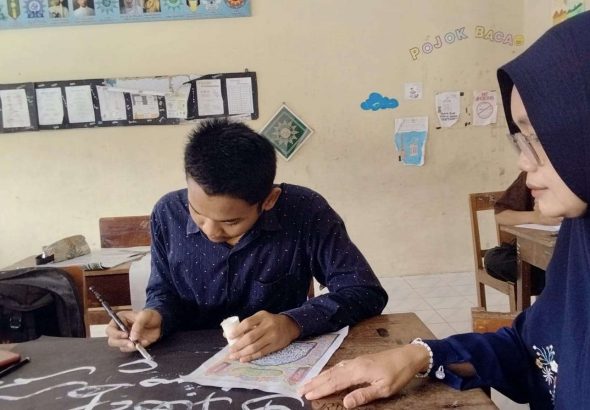 Matangkan Kesiapan Fisik dan Mental, Penyuluh KUA Pengasih Dampingi Latihan Kafilah Kaligrafi