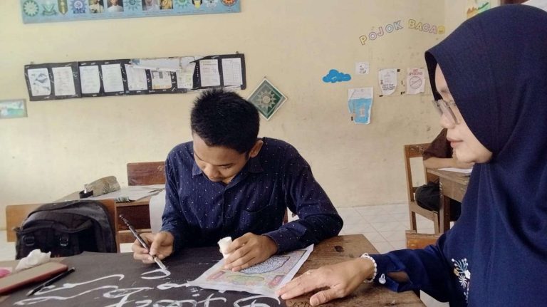 Matangkan Kesiapan Fisik dan Mental, Penyuluh KUA Pengasih Dampingi Latihan Kafilah Kaligrafi