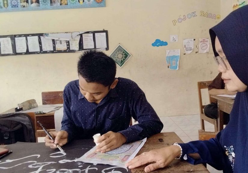 Matangkan Kesiapan Fisik dan Mental, Penyuluh KUA Pengasih Dampingi Latihan Kafilah Kaligrafi