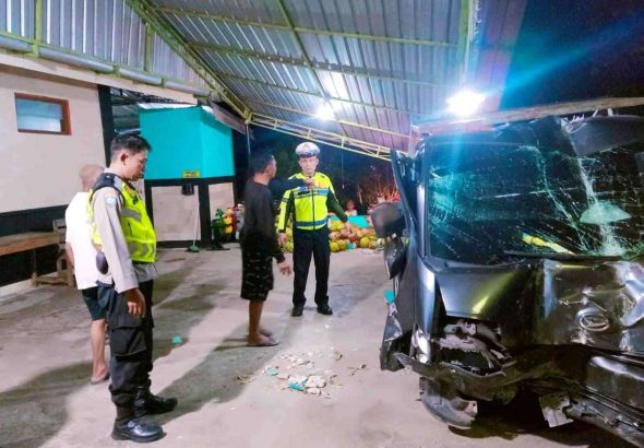 Kecelakaan Tunggal di Jalan Rongkop-Bedoyo: Kendaraan Oleng Menabrak Masjid Nurul Iman Kecelakaan Tunggal di Jalan Rongkop-Bedoyo: Kendaraan Oleng Menabrak Masjid Nurul Iman