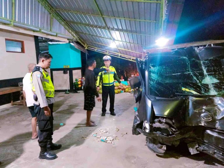 Kecelakaan Tunggal di Jalan Rongkop-Bedoyo: Kendaraan Oleng Menabrak Masjid Nurul Iman