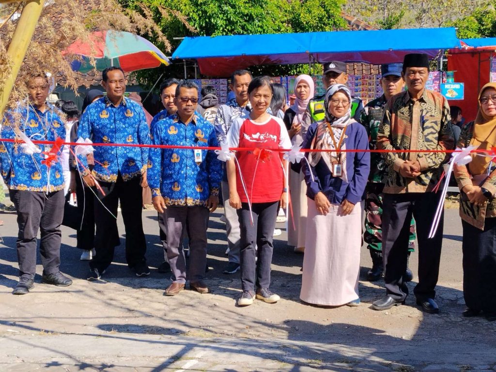 Kabid Perdagangan Disdagnaker Gunungkidul Resmi Buka Ekspo UMKM Rangkaian Hari Jadi ke-185 Kalurahan Petir