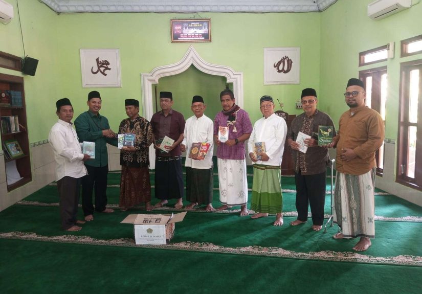 Jumat Keliling Masjid Literasi: KUA Sewon Bina Takmir dan Salurkan Wakaf Buku “Geliat Si Manis”