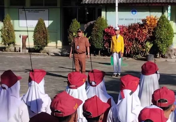 “Masa Depan Ada di Tangan Kalian!” Pesan Panewu Anom Girisubo di Upacara SMP Negeri 2 Girisubo