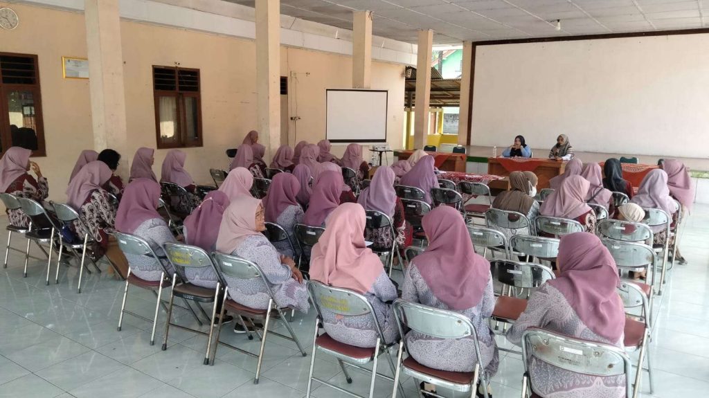 Gandeng Kader Kesehatan dan PKK Margosari, Penyuluh Agama Islam Bedah Konsep Pengasuhan Anak Sesuai Syariat