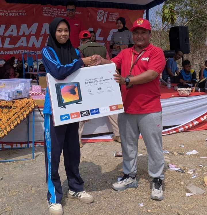 Panewu Anom Girisubo, Hari Susanto menyerahkan hadiah (foto Bandung)